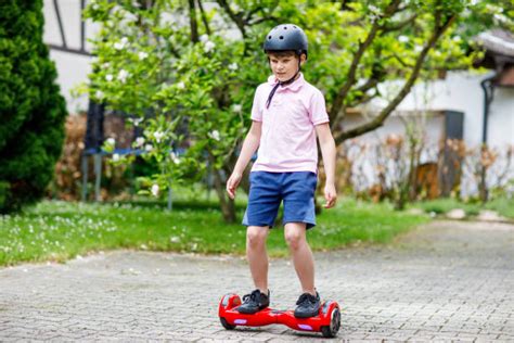Ragazzo che usa un hoverboard TEKK in città