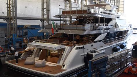 Vista aerea di un cantiere navale Azimut Benetti