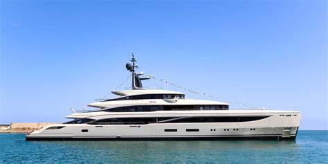 Un imponente megayacht Benetti in navigazione