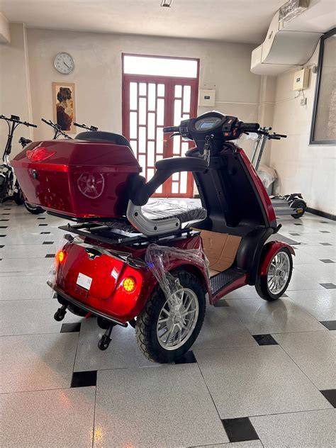 Scooter elettrico quattro ruote con portapacchi