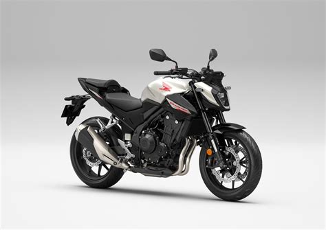 Honda CB500 in azione su strada bagnata