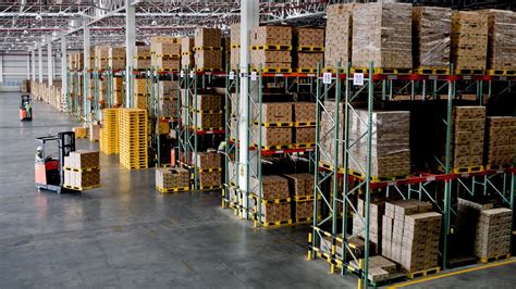 Scaffali di un magazzino ricambi moto