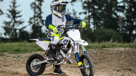 Bambino su una mini moto da cross