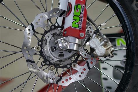 Primo piano di un freno a disco su una mini moto