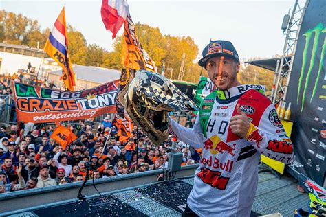 Una carrellata di trofei di Tony Cairoli