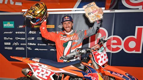 Tony Cairoli celebra una vittoria