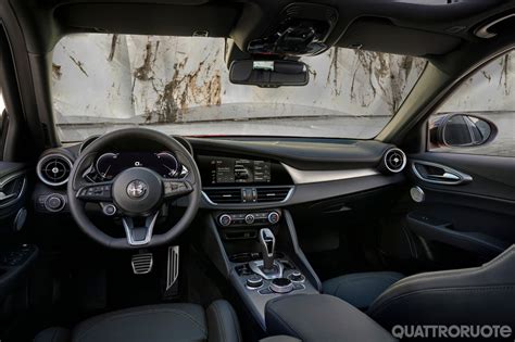 Interno di una Alfa Romeo Giulia d'epoca con cruscotto dettagliato