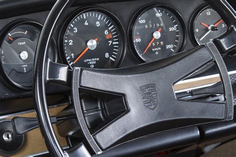 Dettaglio del cruscotto di una Porsche 911 964