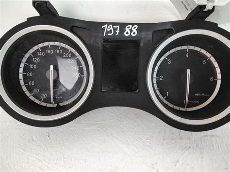 Vista ravvicinata di un fondino contachilometri Alfa Romeo con dettagli grafici