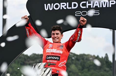 Marc Marquez celebra la vittoria del titolo MotoGP 2017