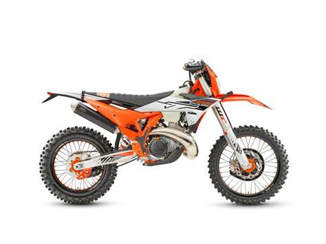 KTM EXC 300 enduro fermo in officina