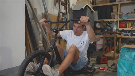 Particolare di un asse posteriore di un drift trike in costruzione