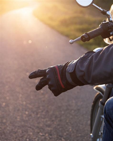 Motociclisti che si salutano con la mano su una strada panoramica