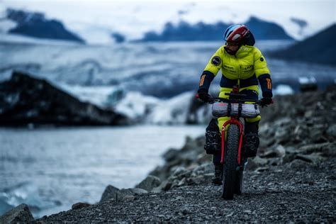 Ciclista felice in sella alla sua bicicletta