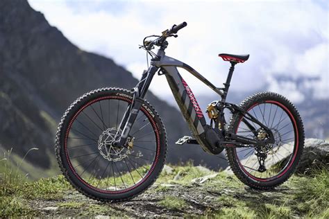 Mountain bike elettrica GHOST su un sentiero di montagna