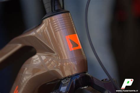 Dettaglio di un telaio in carbonio di una e-MTB leggera