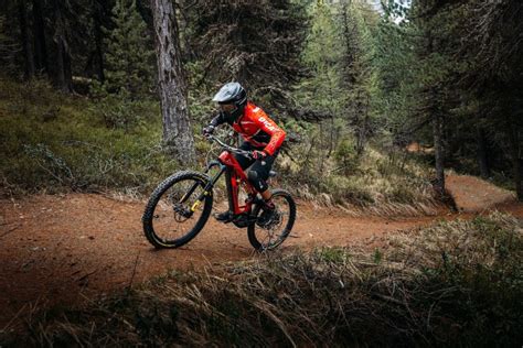 Una e-MTB GHOST Enduro in azione su un ripido sentiero
