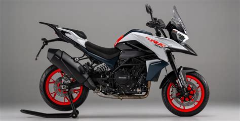 crossover Benelli con ruote a raggi e profilo TRK