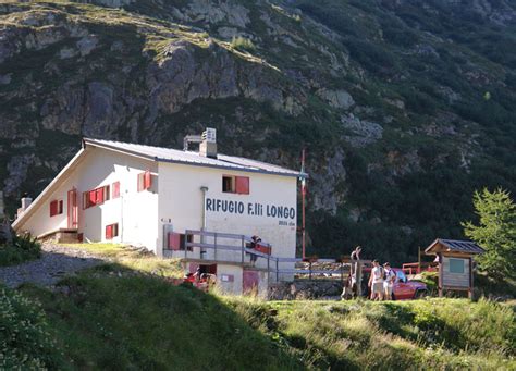 Rifugio Longo con Monte Aga sullo sfondo