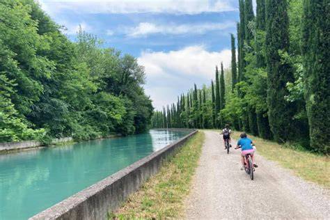 mappa e fontana lungo la ciclabile