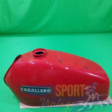 Dettaglio del serbatoio in resina di un Fantic Caballero