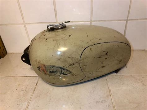 Schema di fissaggio di un serbatoio per moto d'epoca
