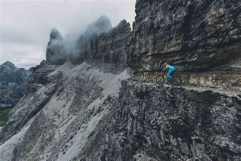 Sentiero di mountain bike con vista sulle vette dolomitiche