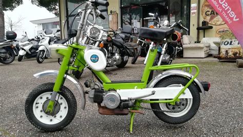 Benelli Motorella d'epoca in un contesto rurale