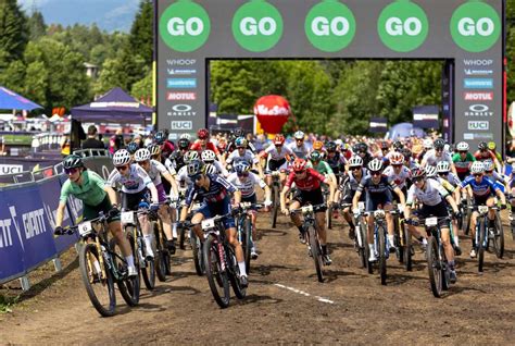 Immagine di ciclisti impegnati in una gara di mountain bike