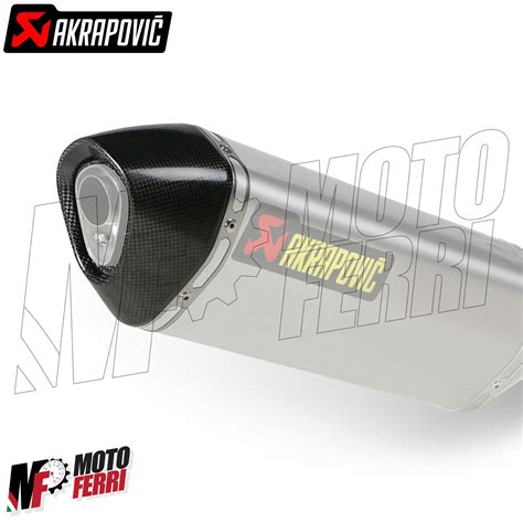 Dettaglio di una marmitta sportiva in alluminio con fondello in carbonio