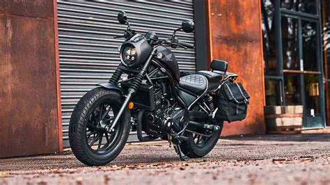Honda Rebel 300 in nero opaco