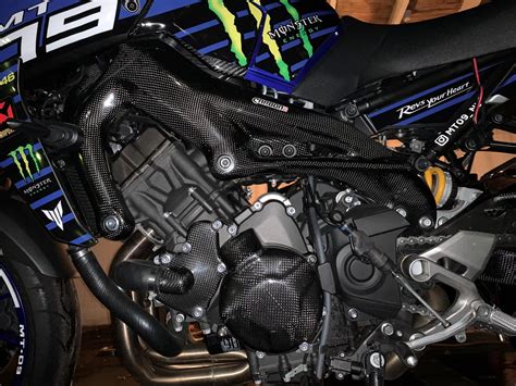 Dettaglio di una protezione motore in fibra di carbonio per Yamaha MT-09