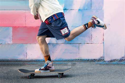 Darwin sullo skateboard: dinamismo e movimento, azione centrata.