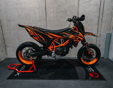 Dettaglio di un kit grafico per KTM 690 Supermoto con finitura cromata