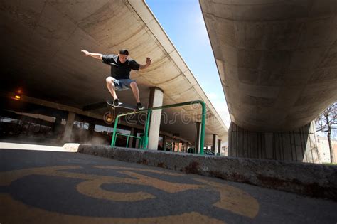 Rider che esegue un grind su un rail con monopattino