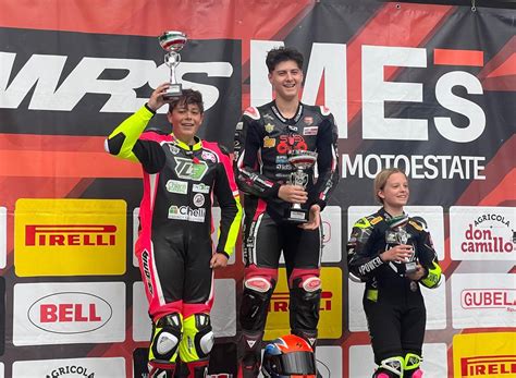 Giovane pilota di motociclismo in gara