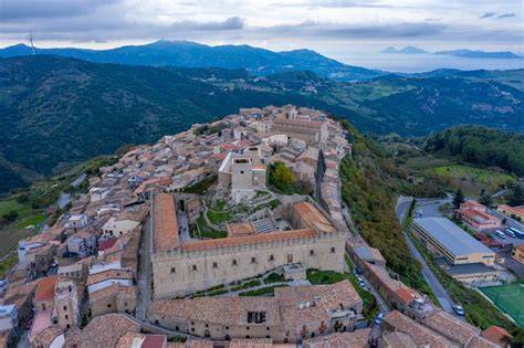 Immagine panoramica dei Nebrodi e del borgo di Montalbano Elicona