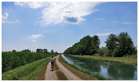 Paesaggio fluviale della pianura cuneese con piste ciclabili