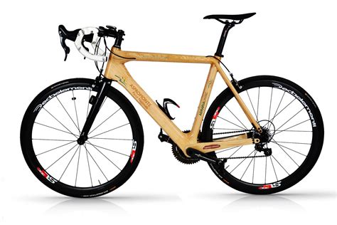 Bicicletta interamente costruita in legno