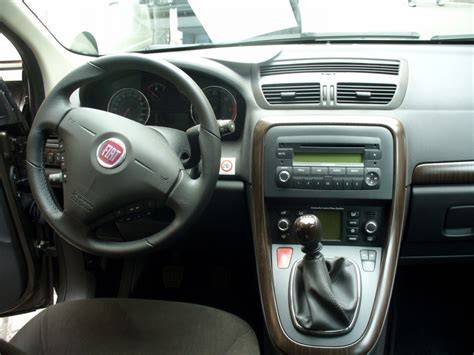 Fiat Croma II layout interno e troviamo comandi GM derivati