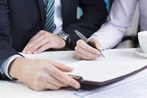 persone che firmano un contratto di mutuo