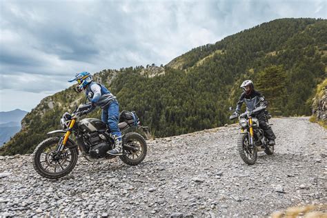 moto scrambler fuoristrada indicatore TFT e ruote 19