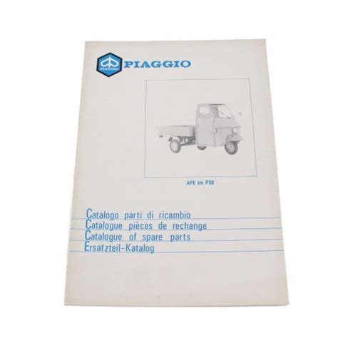 Immagine di diverse parti di ricambio per Piaggio Ape disposte in un negozio