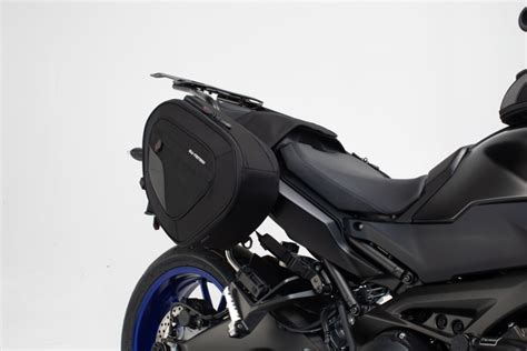 Yamaha MT-09 con borse laterali