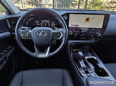 Interni Lexus NX 450h+ con grande schermo