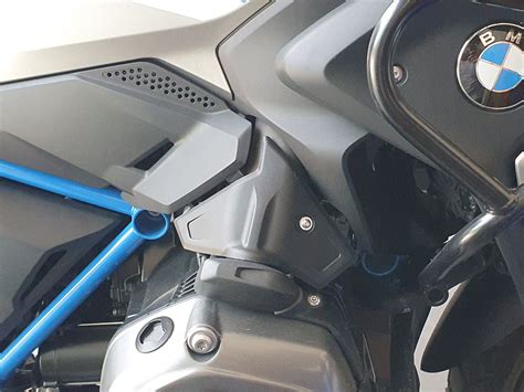 Dettaglio di corpi farfallati di una motocicletta