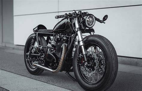 Immagine: sala mostra di Café Racer con componenti Kustomtech