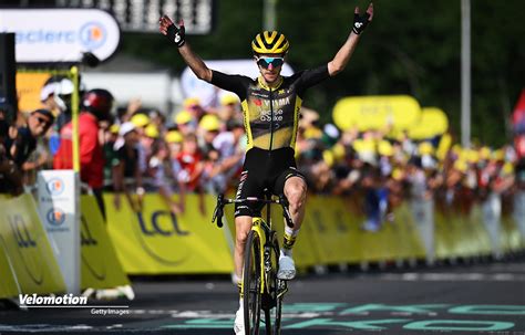Simon Yates festeggia la vittoria di tappa