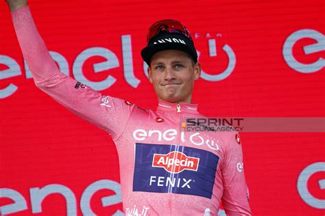 Mathieu Van der Poel con la Maglia Rosa a Budapest