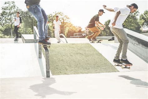 Un gruppo di skater che esegue trick in uno skatepark